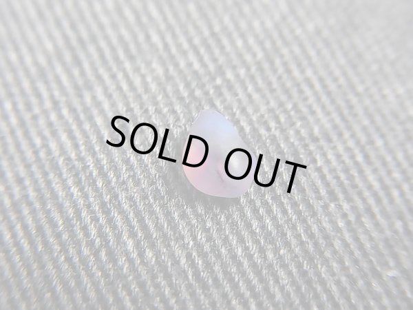 画像1: クリアランス【50％OFF 3,600円→1,800円】ベトナムLuc Yen産シルキーサファイア原石（バイカラー/自然研磨） 0.6カラット