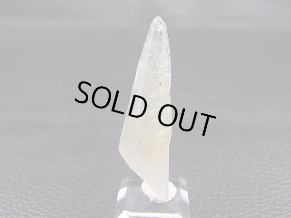 画像1: 水晶峠バッタリ鉱山産角閃石入りレーザー型水晶 5.3g