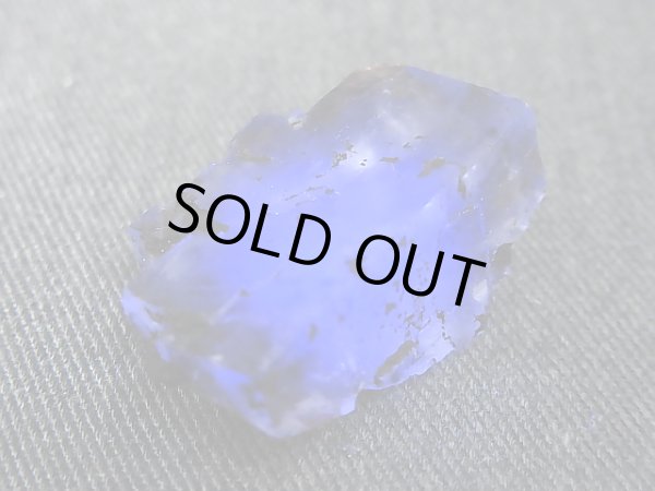 画像2: 内モンゴル自治区Yindu産クリア＆ブルーフローライト（ブルー＆パープルゾーニング）原石 10.9g