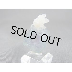 画像: ヤオガンシャン産ブルーフローライト（強蛍光/バイカラー）＆水晶原石 11.0g