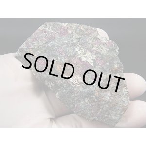 画像: ロシア・コラ半島産ユーディアライト/エジリン＆金雲母付き原石スラブ（未研磨） 88.9g