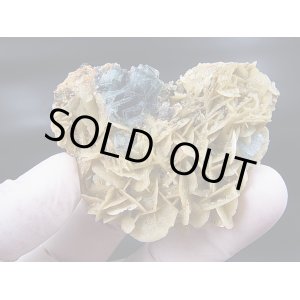 画像: 内モンゴル自治区Yindu産ブルーフローライト（バライト共生＆パイライト付き）原石 48.0g