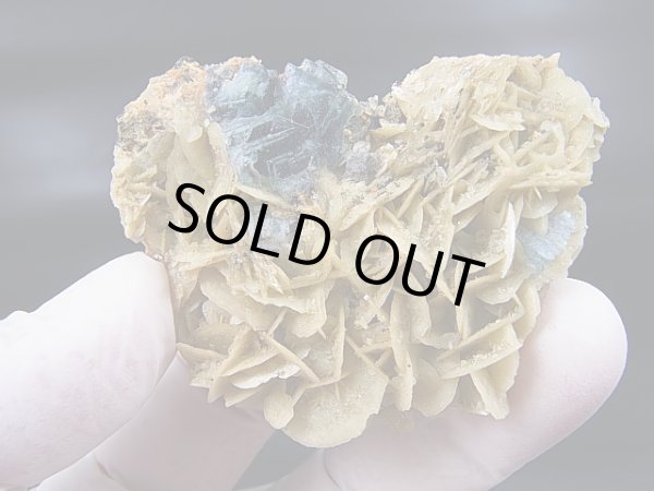 画像1: 内モンゴル自治区Yindu産ブルーフローライト（バライト共生＆パイライト付き）原石 48.0g