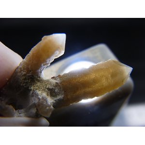 画像: 内モンゴル産角閃石/ヘデンベルガイト入り水晶原石（ツイン/トラピチェ） 2.5g