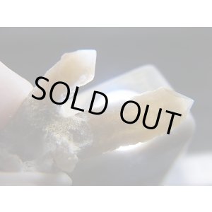 画像: 内モンゴル産角閃石/ヘデンベルガイト入り水晶原石（ツイン/トラピチェ） 2.5g