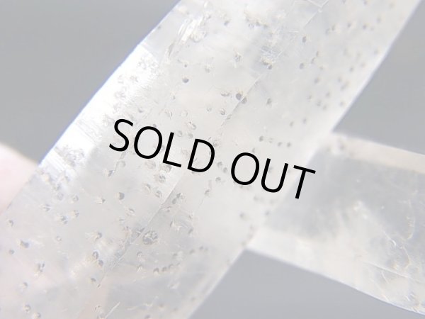 画像2: 内モンゴル産インクルージョン入りクリア水晶原石（貫入り水晶付き） 47.2g