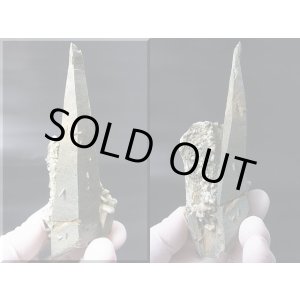 画像: キャビネットサイズ:ガネーシュヒマール・リー産クローライト入りレーザーポイント水晶(曲がり/貫入り) 133.4g