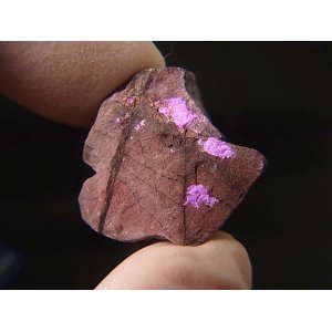 画像: 南アフリカ・チュワニン鉱山産ピンクスギライト原石 5.5g