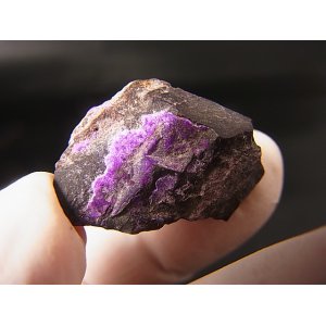 画像: 南アフリカ・チュワニン鉱山産ピンクスギライト原石 9.2g