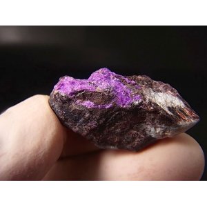 画像: 南アフリカ・チュワニン鉱山産ピンクスギライト原石 8.2g