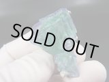 画像: ヤオガンシャン産蛍光ブルーグリーンフローライト原石（水晶/硫砒鉄鉱付き） 19.5g