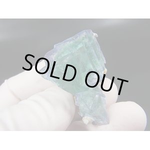 画像: ヤオガンシャン産蛍光ブルーグリーンフローライト原石（水晶/硫砒鉄鉱付き） 19.5g