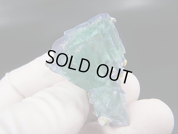 画像1: ヤオガンシャン産蛍光ブルーグリーンフローライト原石（水晶/硫砒鉄鉱付き） 19.5g
