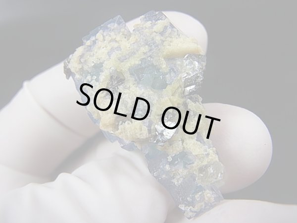 画像2: ヤオガンシャン産蛍光ブルーグリーンフローライト原石（水晶/硫砒鉄鉱付き） 19.5g