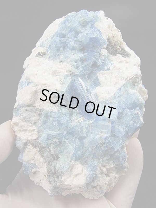 画像1: キャビネットサイズ：ベトナム・タインホア産アクアマリン/カオリナイト/マイカ原石（マッシブ） 667.3g