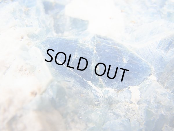 画像2: キャビネットサイズ：ベトナム・タインホア産アクアマリン/カオリナイト/マイカ原石（マッシブ） 667.3g