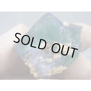 画像: ヤオガンシャン産蛍光ブルーグリーンフローライト原石（水晶/パイライト付き） 42.3g