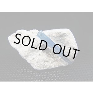 画像: ベトナム・タインホア産宝石品質アクアマリン付きカオリナイト 14.0g