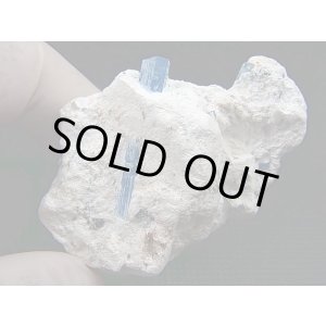 画像: ベトナム・タインホア産宝石品質アクアマリン付きカオリナイト 74.5g