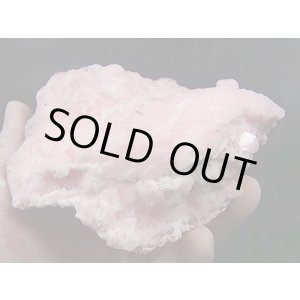 画像: キャビネットサイズ:南アフリカ産ピンクマンガンカルサイト原石(強蛍光) 513.0g