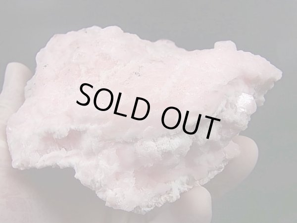 画像1: キャビネットサイズ：南アフリカ産ピンクマンガンカルサイト原石（強蛍光） 513.0g