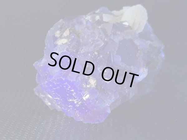 画像2: スペイン・アストゥリアス産ディープパープルフローライト原石（赤蛍光） 61.0g