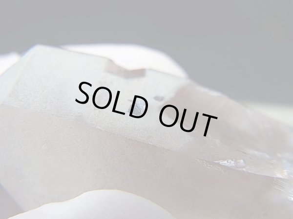 画像2: ノルウェー産ライトスモーキー水晶ポイント（アナテース外部付着/内包） 37.6g