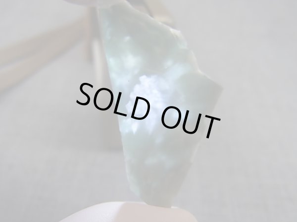 画像2: ヴィクトリアストーン（飯盛ラボストーンIL-stone）レアカラー：グリーンシルバー原石 26.4カラット