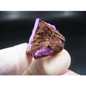 画像: 南アフリカ・チュワニン鉱山産ピンクスギライト原石 3.5g