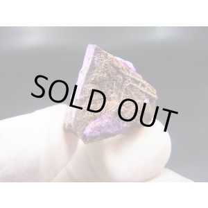 画像: 南アフリカ・チュワニン鉱山産ピンクスギライト原石 3.5g