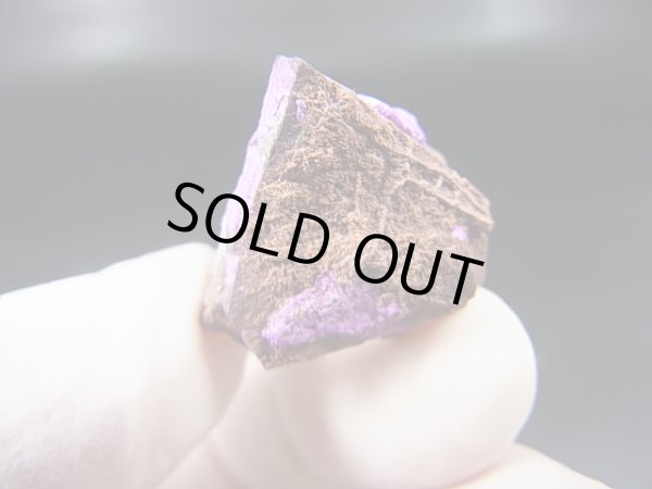 画像1: 南アフリカ・チュワニン鉱山産ピンクスギライト原石 3.5g