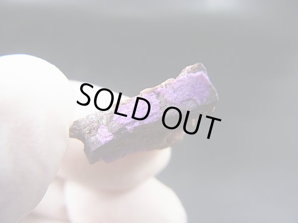 画像2: 南アフリカ・チュワニン鉱山産ピンクスギライト原石 3.5g