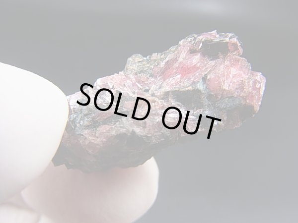 画像2: スウェーデン・ダーラナ産ロードナイト原石 7.5g