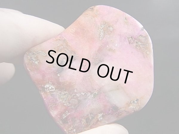 画像1: コンゴ産ピンクコバルトカルサイト研磨原石（自然銅付き） 36.5g