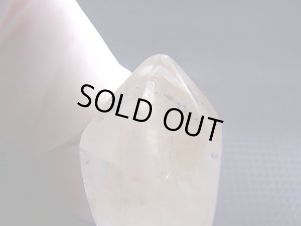 画像2: マダガスカル産ホーランダイトインキャンドルクオーツ（錐面研磨） 8.1g