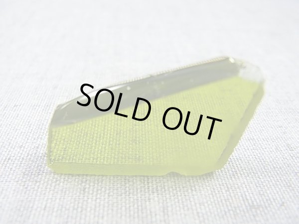 画像1: 飯盛ラボストーン（IL-stone）「レアカラー：ペリドットカラー」ガラス原石 25.4カラット