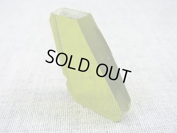 画像2: 飯盛ラボストーン（IL-stone）「レアカラー：ペリドットカラー」ガラス原石 25.4カラット