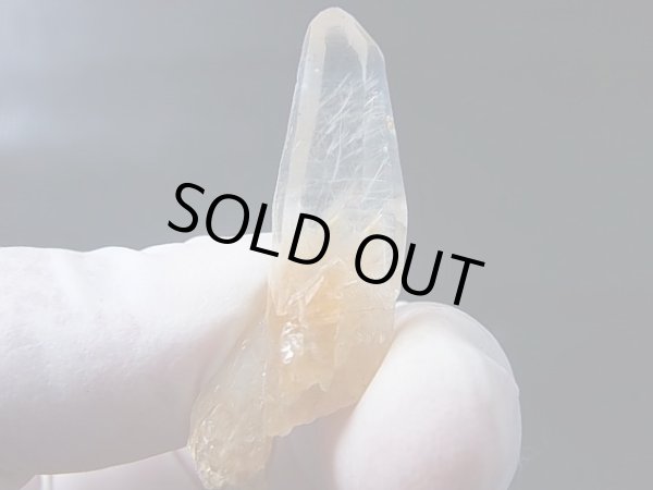 画像1: 川上村産角閃石入り水晶ポイント（連晶） 5.8g