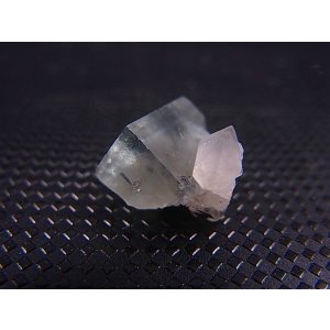 画像: フランス・ピュイドドーム産フローライト原石（水晶付き） 1.6g