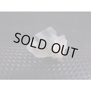 画像: フランス・ピュイドドーム産フローライト原石(水晶付き) 1.6g