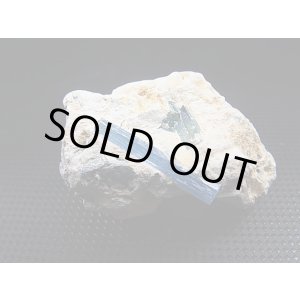 画像: ベトナム・タインホア産宝石品質アクアマリン付きカオリナイト 29.5g