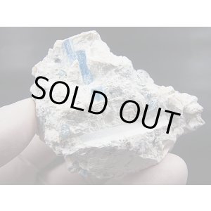 画像: ベトナム・タインホア産宝石品質アクアマリン付きカオリナイト 91.0g