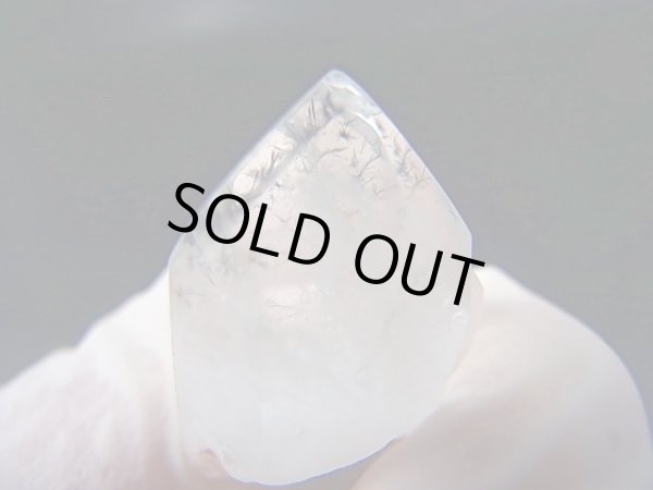 画像2: マダガスカル産ホーランダイトインキャンドルクオーツ（錐面研磨） 5.4g