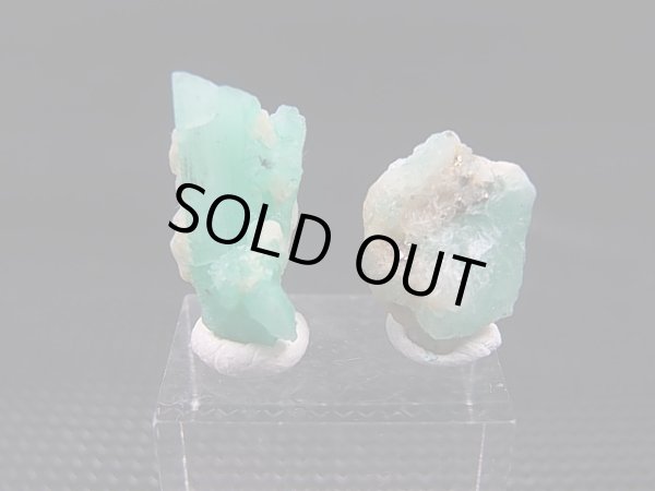 画像1: コロンビア・ムゾー鉱山産エメラルド原石（1点パイライト付き） 2点セット トータル 9.3カラット