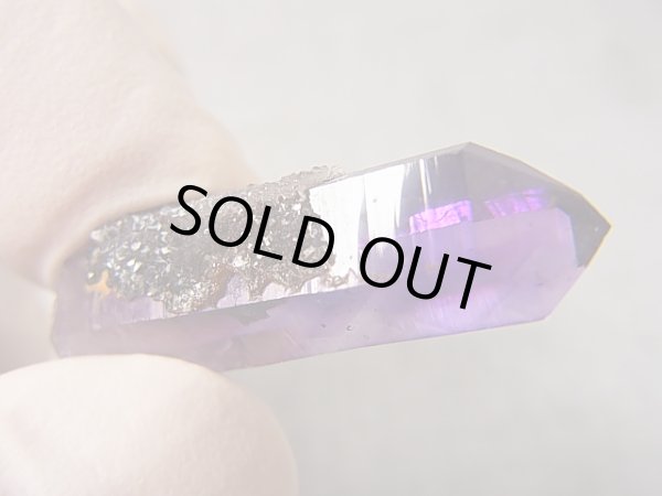 画像1: ナミビア産ブランドバーグアメジストポイント（マゼンタカラー/ドゥルージ水晶付き） 4.5g