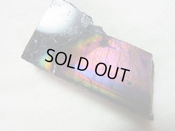 画像2: フィンランド・ユレマー産スペクトロライト（パープルヴィオラミックス＆シルバー）原石ブロック（2面研磨） 87.8g