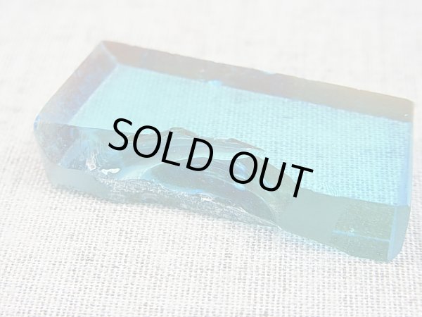 画像1: 飯盛ラボストーン（IL-stone）「レアカラー：ブルートパーズカラー」（イエロー蛍光）ガラス原石 72.1カラット