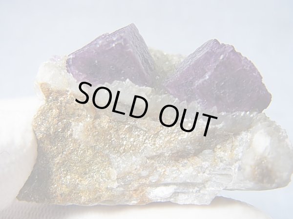 画像2: ノルウェー産パープルフローライト原石（パイライト付き/蛍光性あり） 40.9g