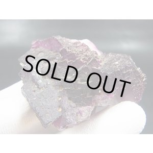 画像: アメリカ・イリノイ州産レッドパープルフローライト原石 118.8g