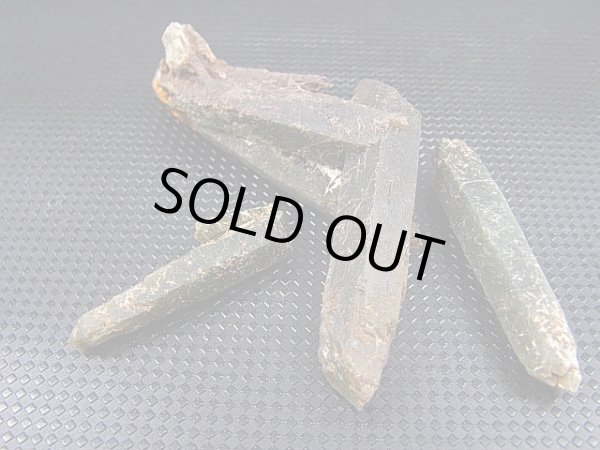 画像2: 柿野鉱山産緑水晶（ヘデンベルガイト/緑閃石入りインターフェレンス型） 3点セット トータル 20.6g